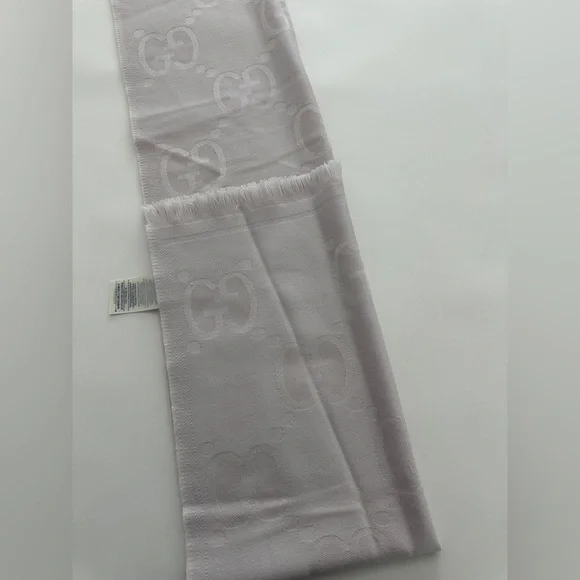 Gucci light grey scarf, pre owned. Excellent condition. - Picture 2 of 10
